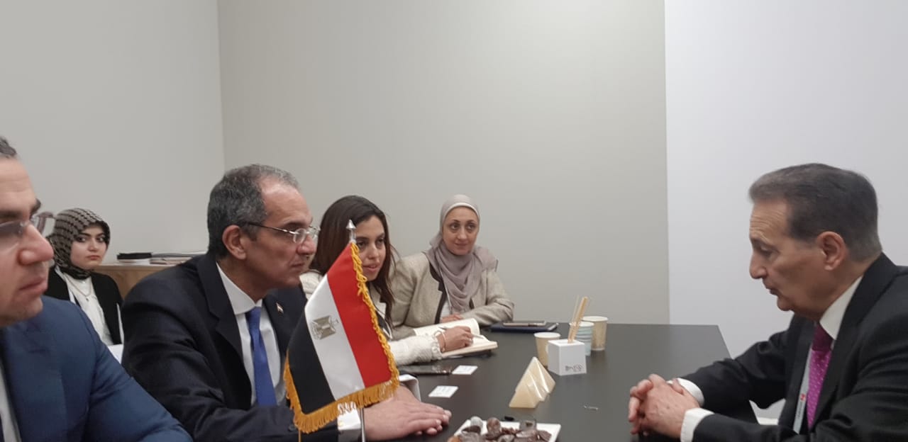 طلعت يبحث مع مسئولي ال جي العالمية تصنيع الحاسبات اللوحية