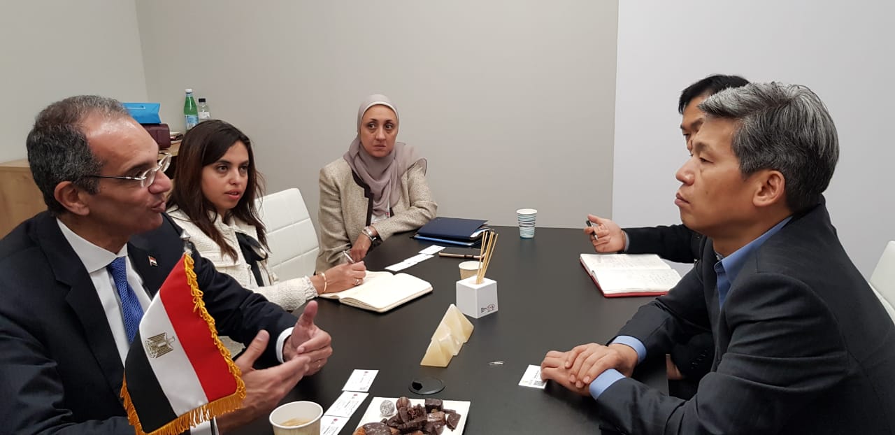 طلعت يبحث مع مسئولي ال جي العالمية تصنيع الحاسبات اللوحية