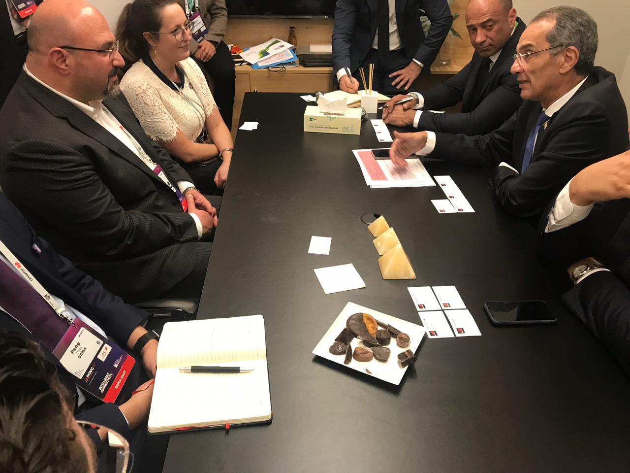 طلعت يبحث مع مسئولي ال جي العالمية تصنيع الحاسبات اللوحية