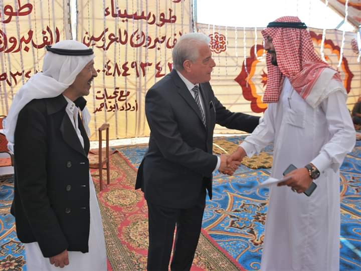 محافظ جنوب سيناء يلبي دعوة شاب بدوي ويشهد حفل زفازفه .صور
