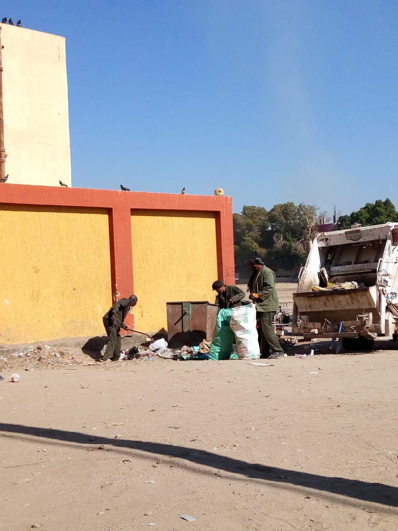 رفع وتفريغ صناديق القمامة بحى المطار شمال شرق الأقصر .صور