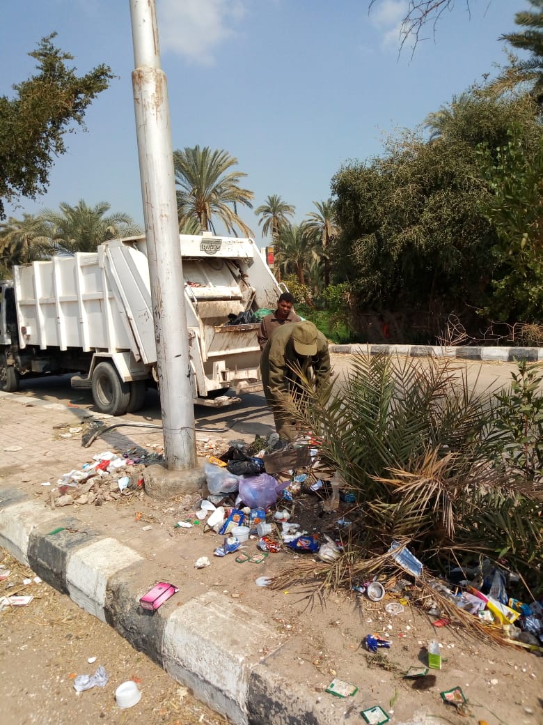 رفع وتفريغ صناديق القمامة بحى المطار شمال شرق الأقصر .صور