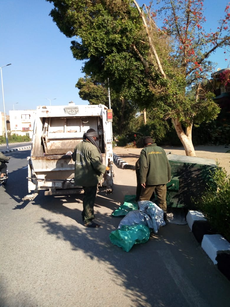 رفع وتفريغ صناديق القمامة بحى المطار شمال شرق الأقصر .صور