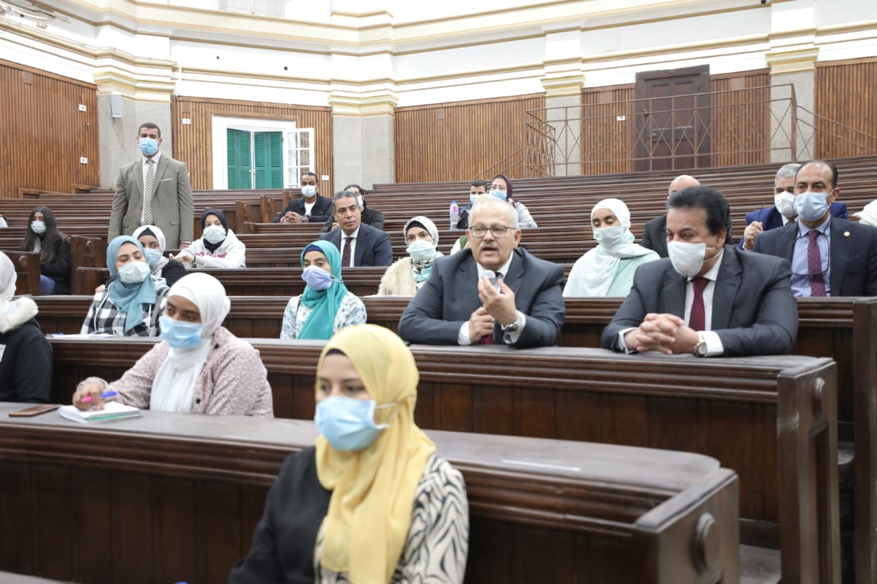 وزير التعليم العالي: إتاحة الجرعة المُعززة للتطعيم ضد فيروس كورونا بالجامعات