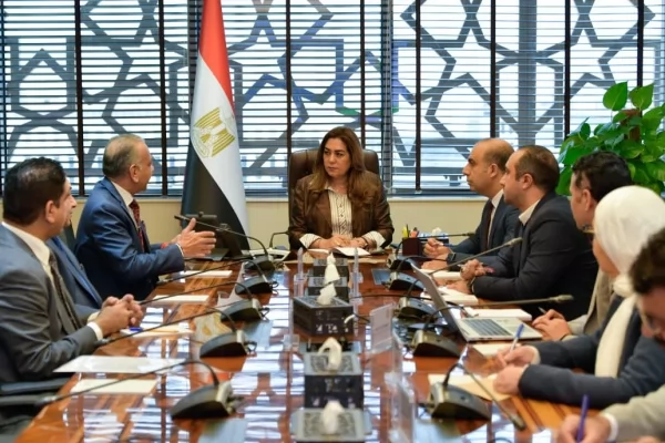 الدكتورة منال عوض خلال الإجتماع