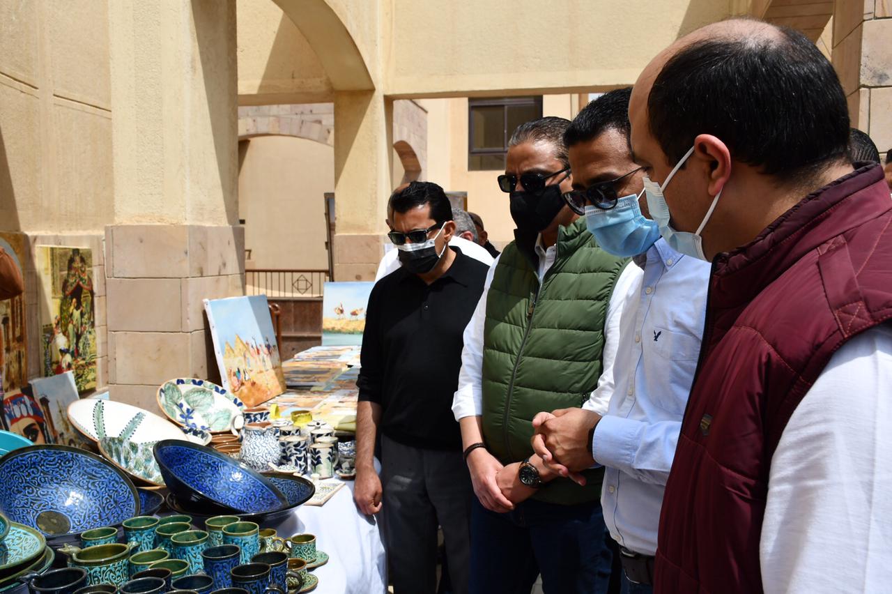 وزير الشباب ومحافظ الفيوم يفتتحان معرض الحرف اليدوية بنادى الزهور