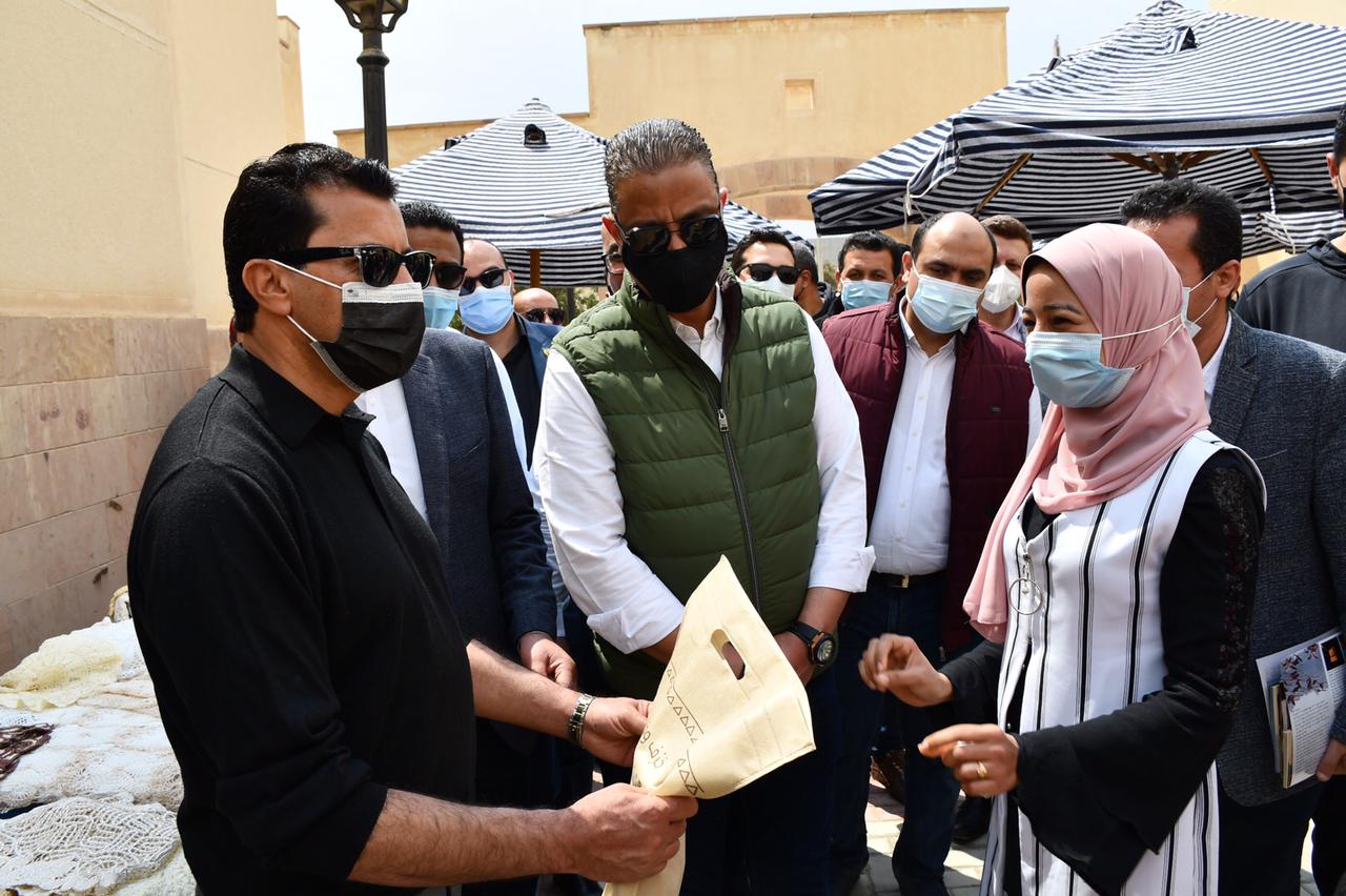 وزير الشباب ومحافظ الفيوم يفتتحان معرض الحرف اليدوية بنادى الزهور