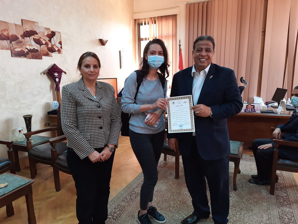 عميد آداب عين شمس يكرم فريق عمل برنامج الكنترول الإلكتروني