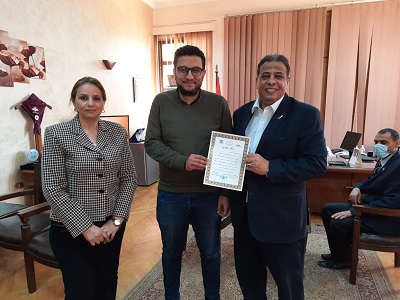 عميد آداب عين شمس يكرم فريق عمل برنامج الكنترول الإلكتروني