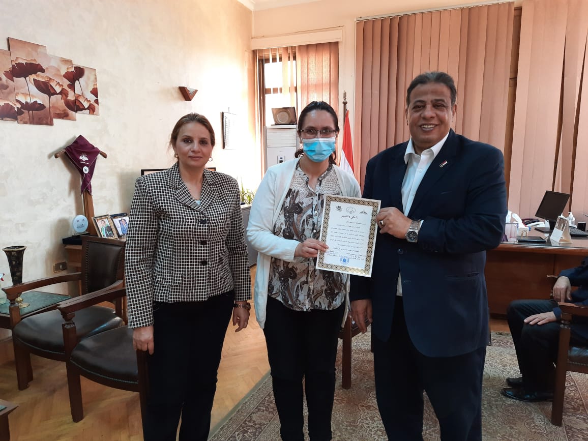 عميد آداب عين شمس يكرم فريق عمل برنامج الكنترول الإلكتروني