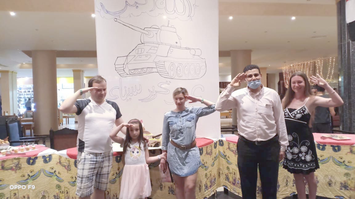 فنادق الغردقة تحتفل بذكرى تحرير سيناء بتورته علم مصر ودبابات 