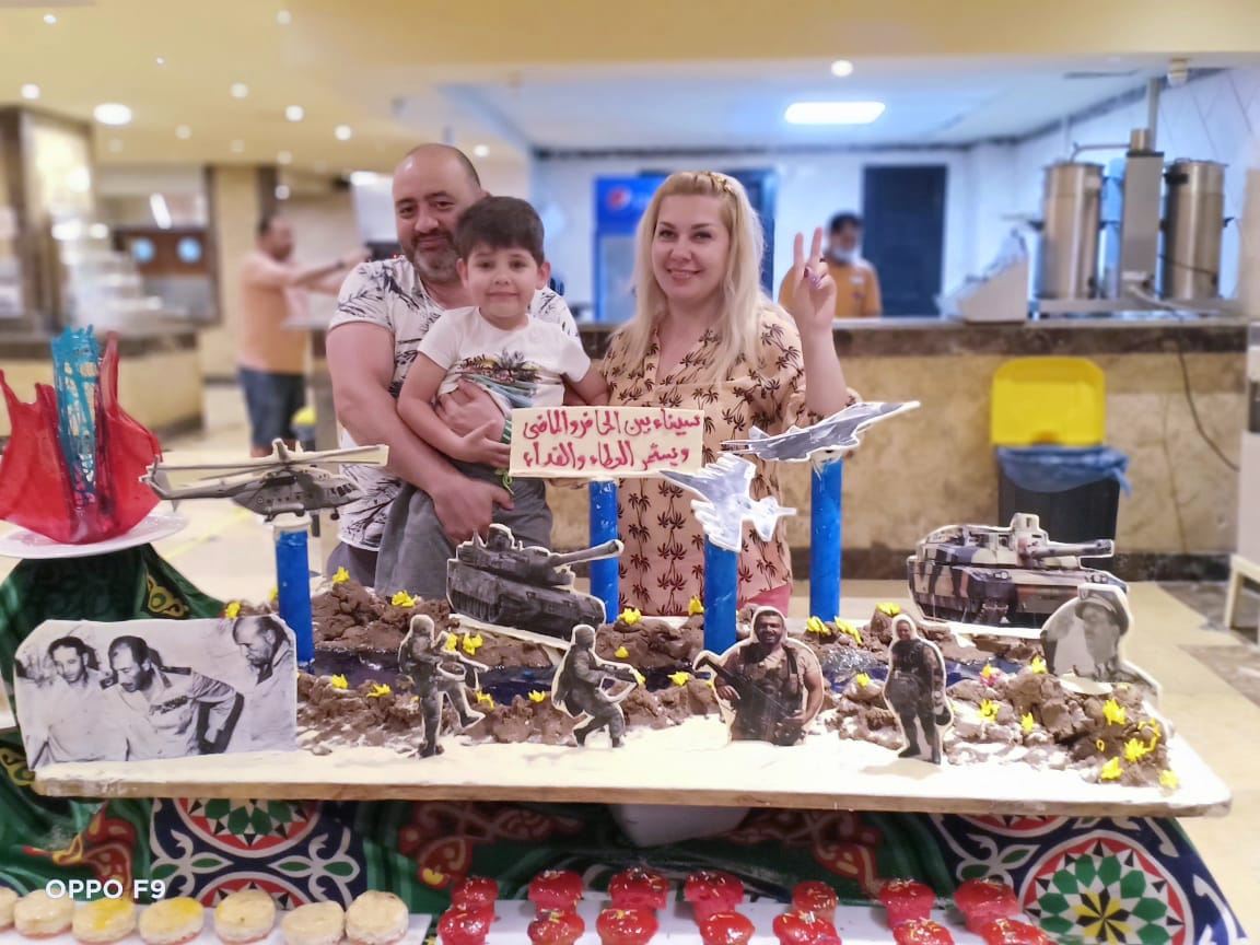 فنادق الغردقة تحتفل بذكرى تحرير سيناء بتورته علم مصر ودبابات 