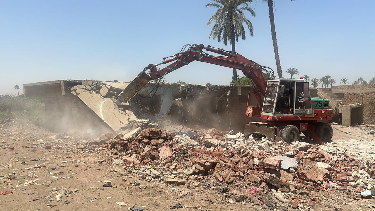 السيطرة على حريق بالهضبة ورفع كفاءة وتطوير شارع الهرم