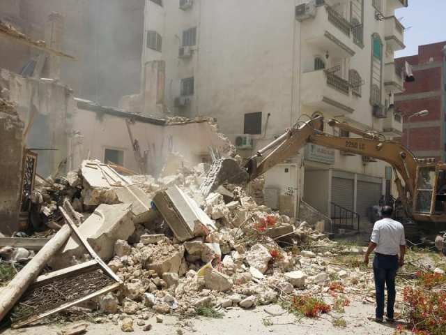 استمرار إزالة العقارات ذات الخطورة الداهمة بالسويس