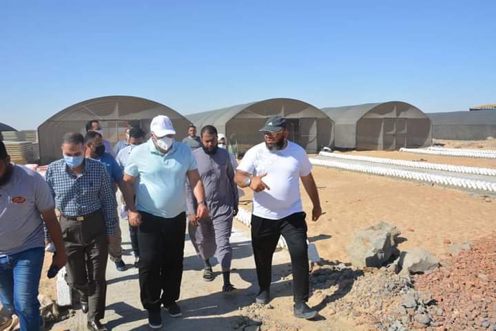 الزملّوط يتفقد مشروع فسائل النخيل والتوت وتطوير حديقة السلام بالخارجة