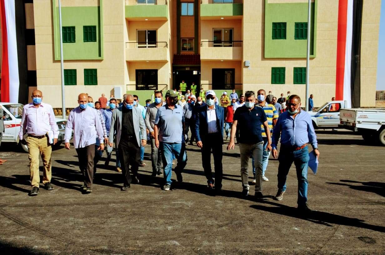 عبد المطلب يتفقد مشروعات الاسكان بالعاشر