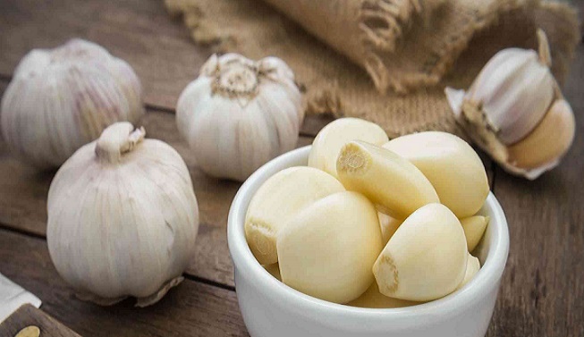 فوائد واضرار التوم على الريق 