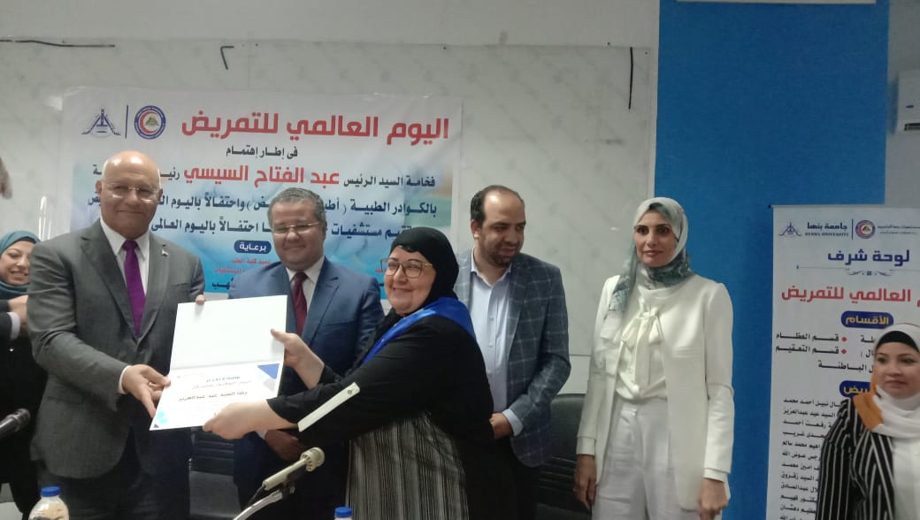 رئيس جامعة بنها يُكرم المتميزين ويؤكد: فن وعلم وانسانية التمريض