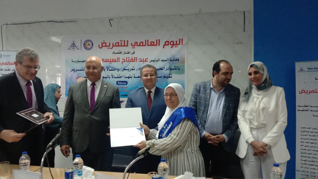 رئيس جامعة بنها يُكرم المتميزين ويؤكد: فن وعلم وانسانية التمريض