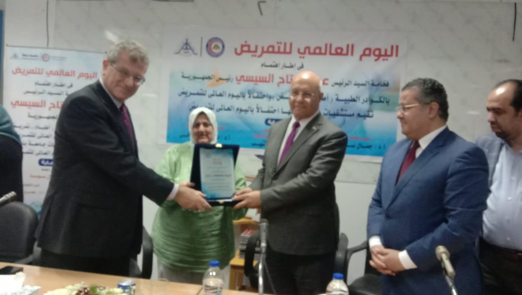رئيس جامعة بنها يُكرم المتميزين ويؤكد: فن وعلم وانسانية التمريض