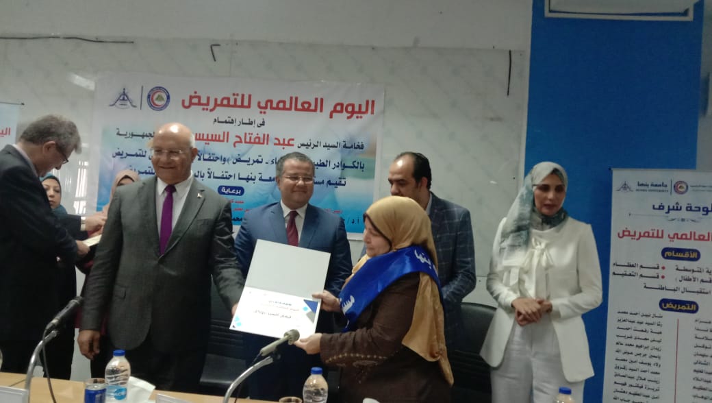 رئيس جامعة بنها يُكرم المتميزين ويؤكد: فن وعلم وانسانية التمريض