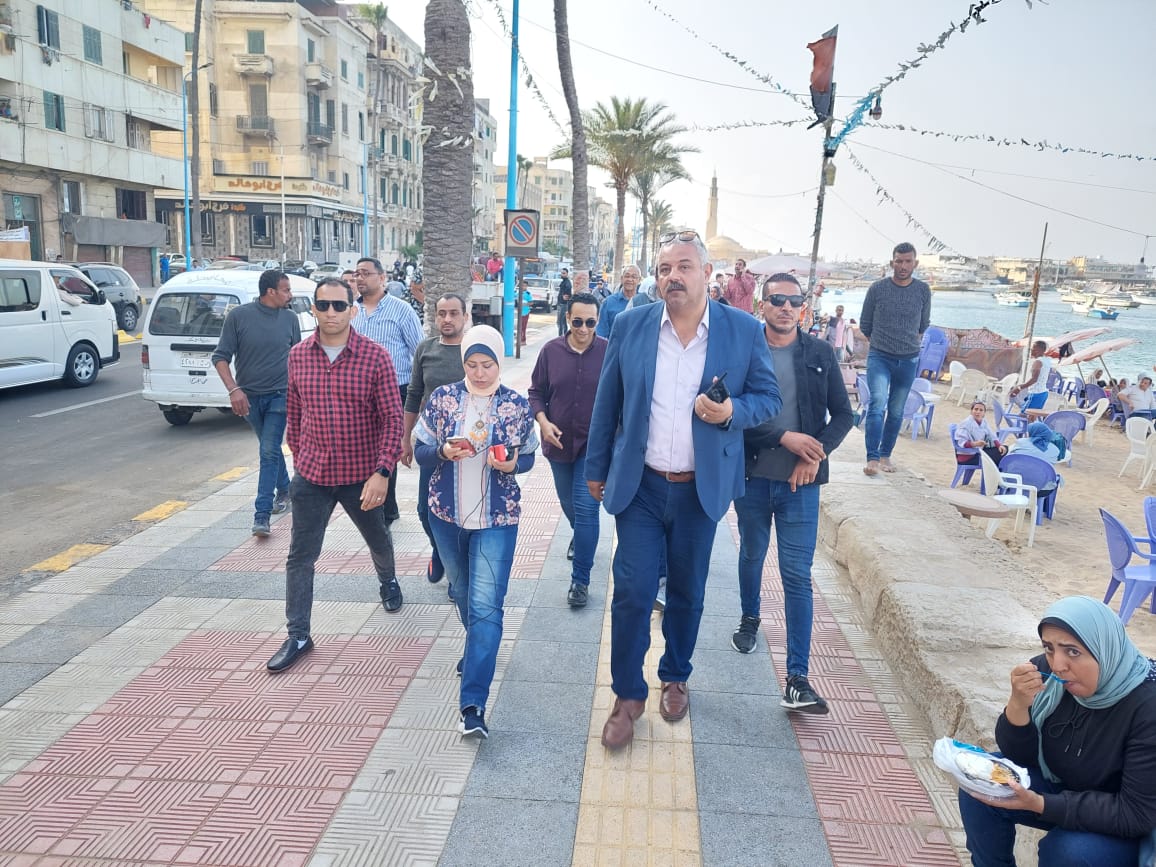 استجابة للأهالي..إزالة التعديات والإشغالات بشاطئ وكورنيش الأنفوشى