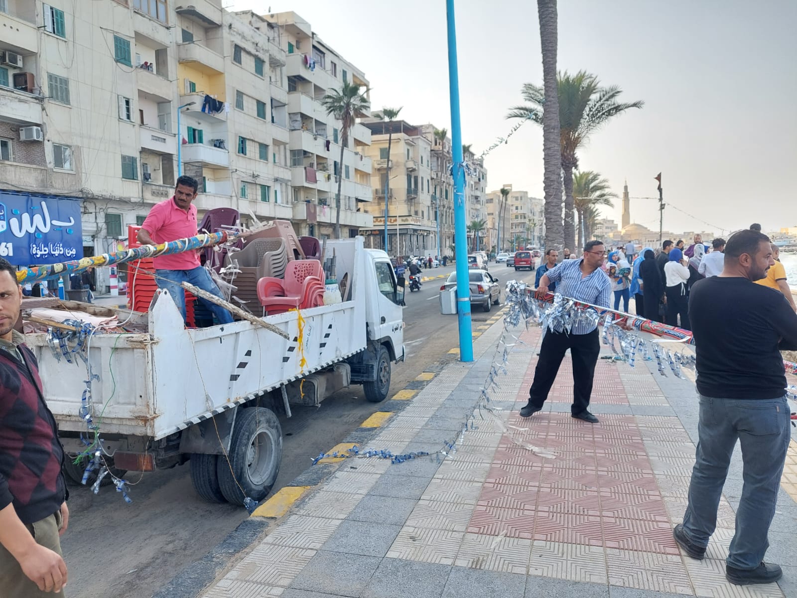 استجابة للأهالي..إزالة التعديات والإشغالات بشاطئ وكورنيش الأنفوشى