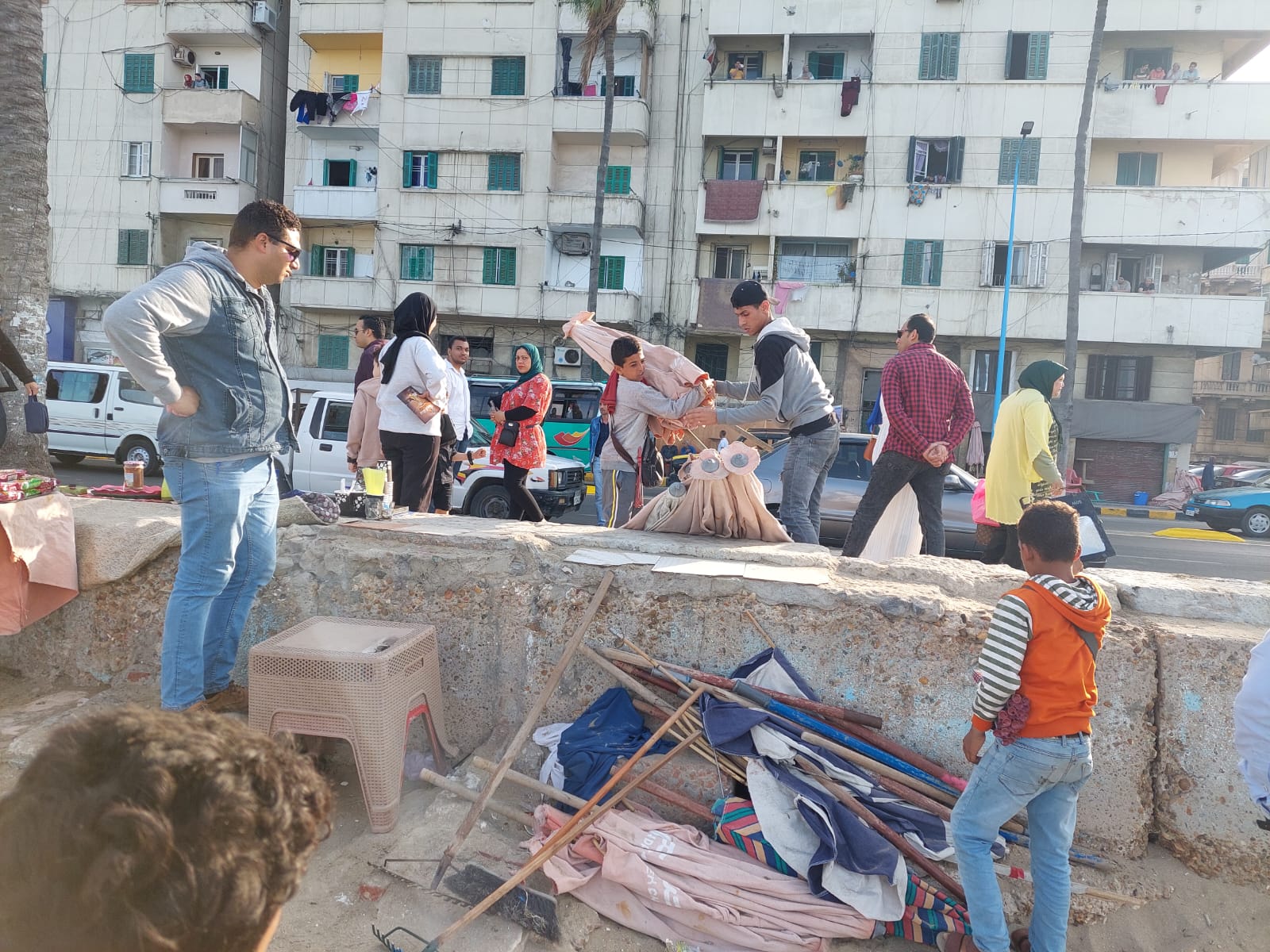 استجابة للأهالي..إزالة التعديات والإشغالات بشاطئ وكورنيش الأنفوشى