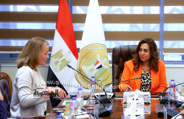 الدكتورة منال عوض وزيرة التنمية المحلية خلال الإجتماع
