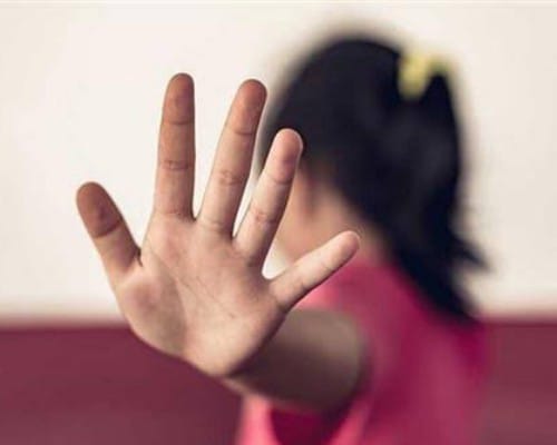 مسن يتعدى على طفلة داخل محل عطارة في شبرا الخيمة..تفاصيل