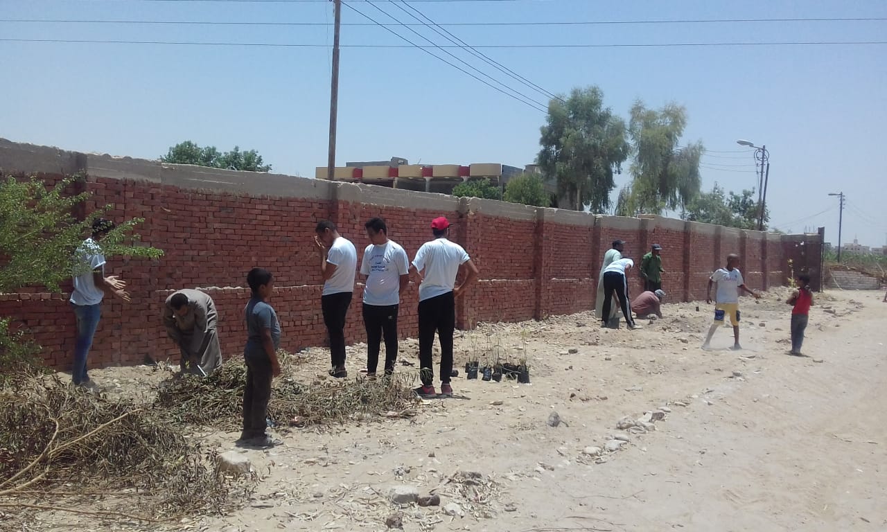 جامعة جنوب الوادى تنظم حملة للتشجير بحاجر خزام ووزارة البيئة تساهم بـ 1000 شجرة مثمرة