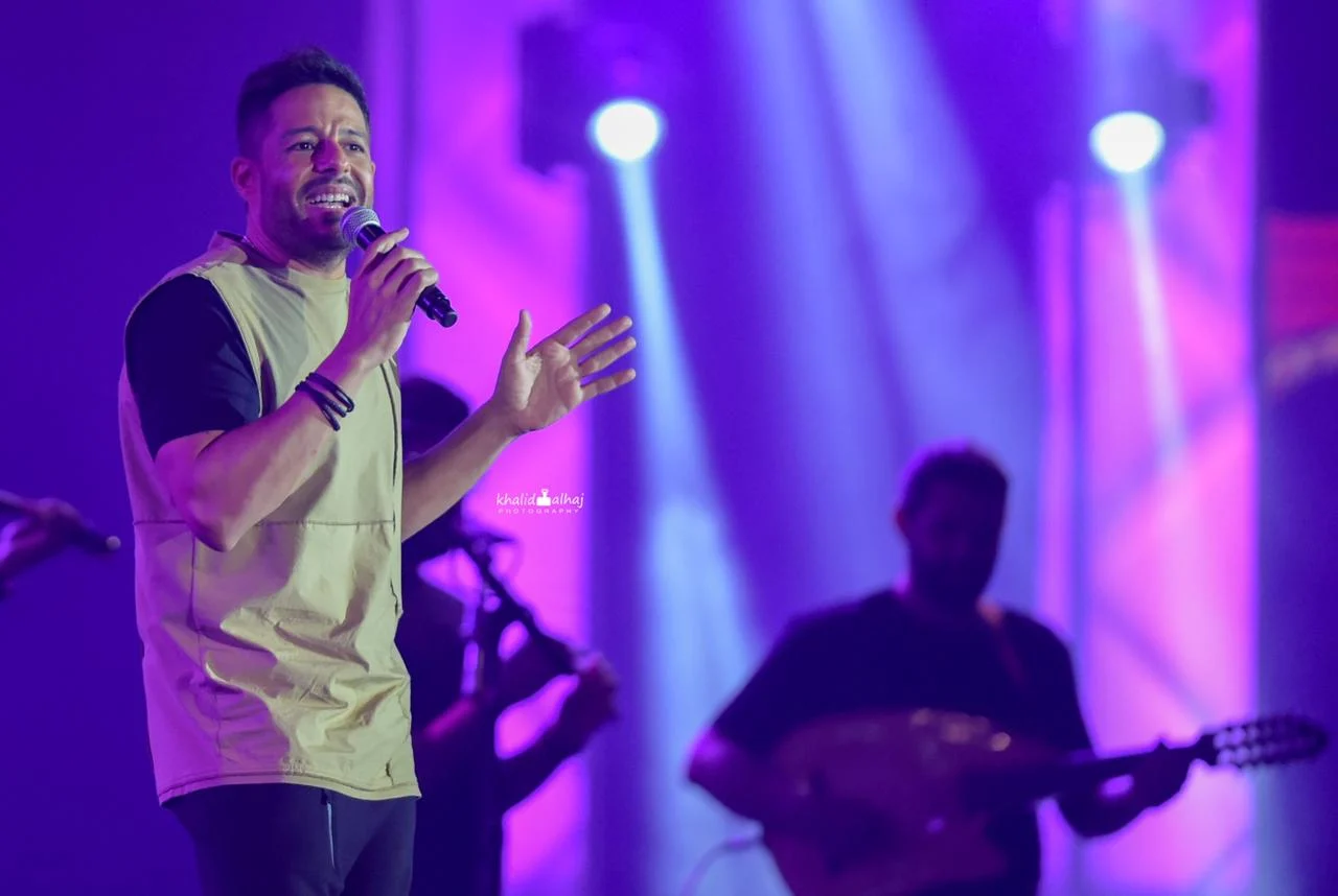 محمد حماقى يشعل حفل جدة وسط جمهور كبير.  صور