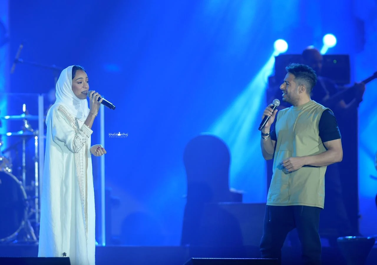 محمد حماقى يشعل حفل جدة وسط جمهور كبير.  صور