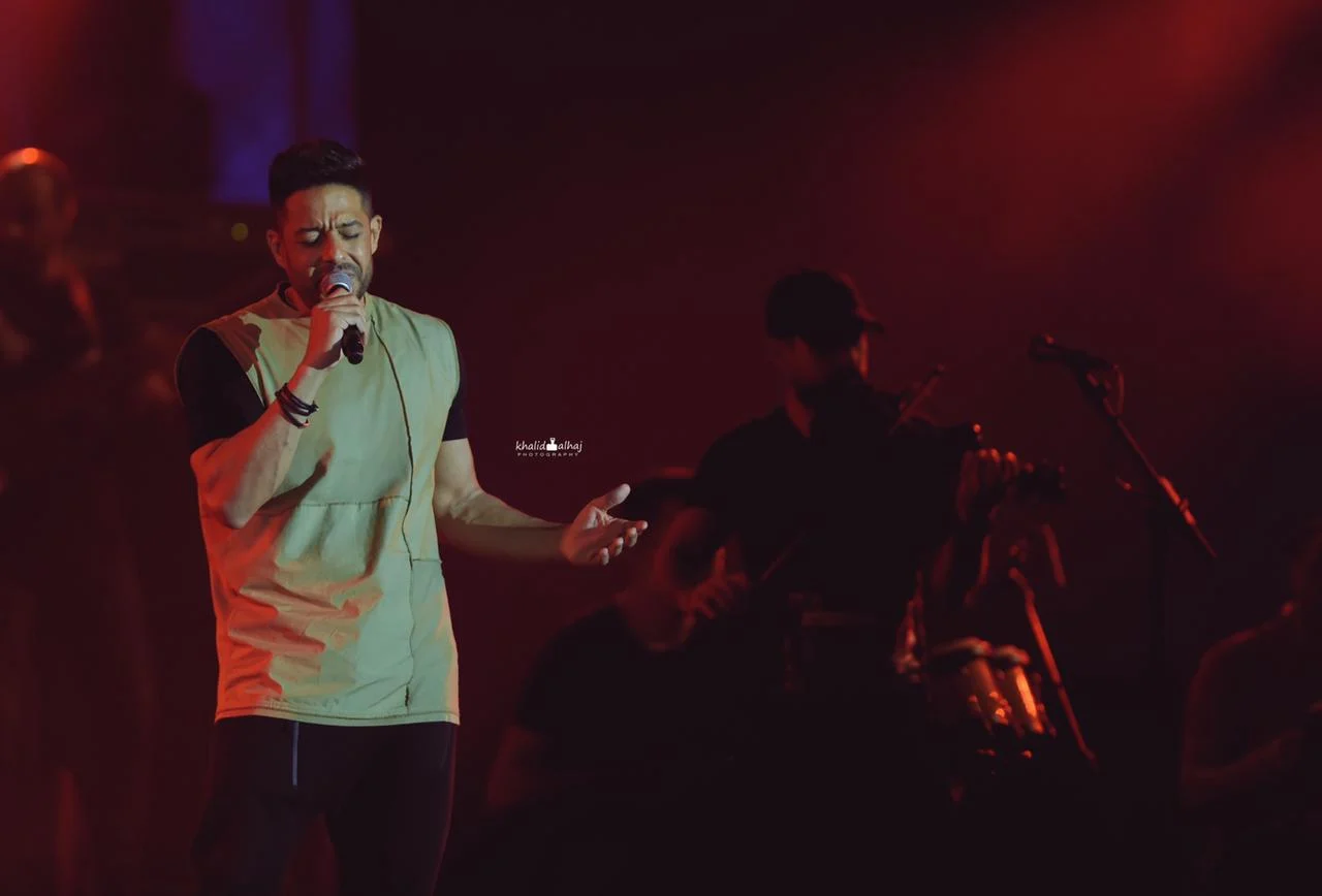 محمد حماقى يشعل حفل جدة وسط جمهور كبير.  صور