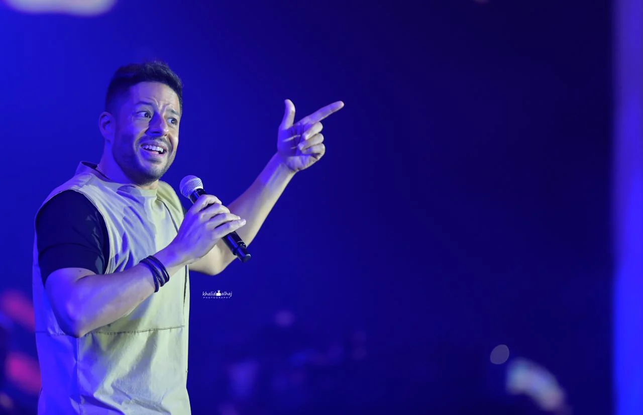 محمد حماقى يشعل حفل جدة وسط جمهور كبير.  صور
