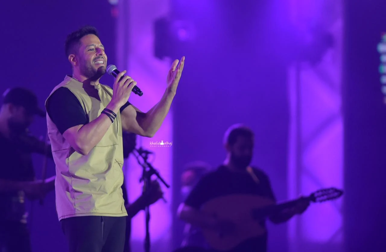 محمد حماقى يشعل حفل جدة وسط جمهور كبير.  صور