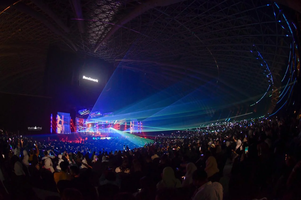 محمد حماقى يشعل حفل جدة وسط جمهور كبير.  صور