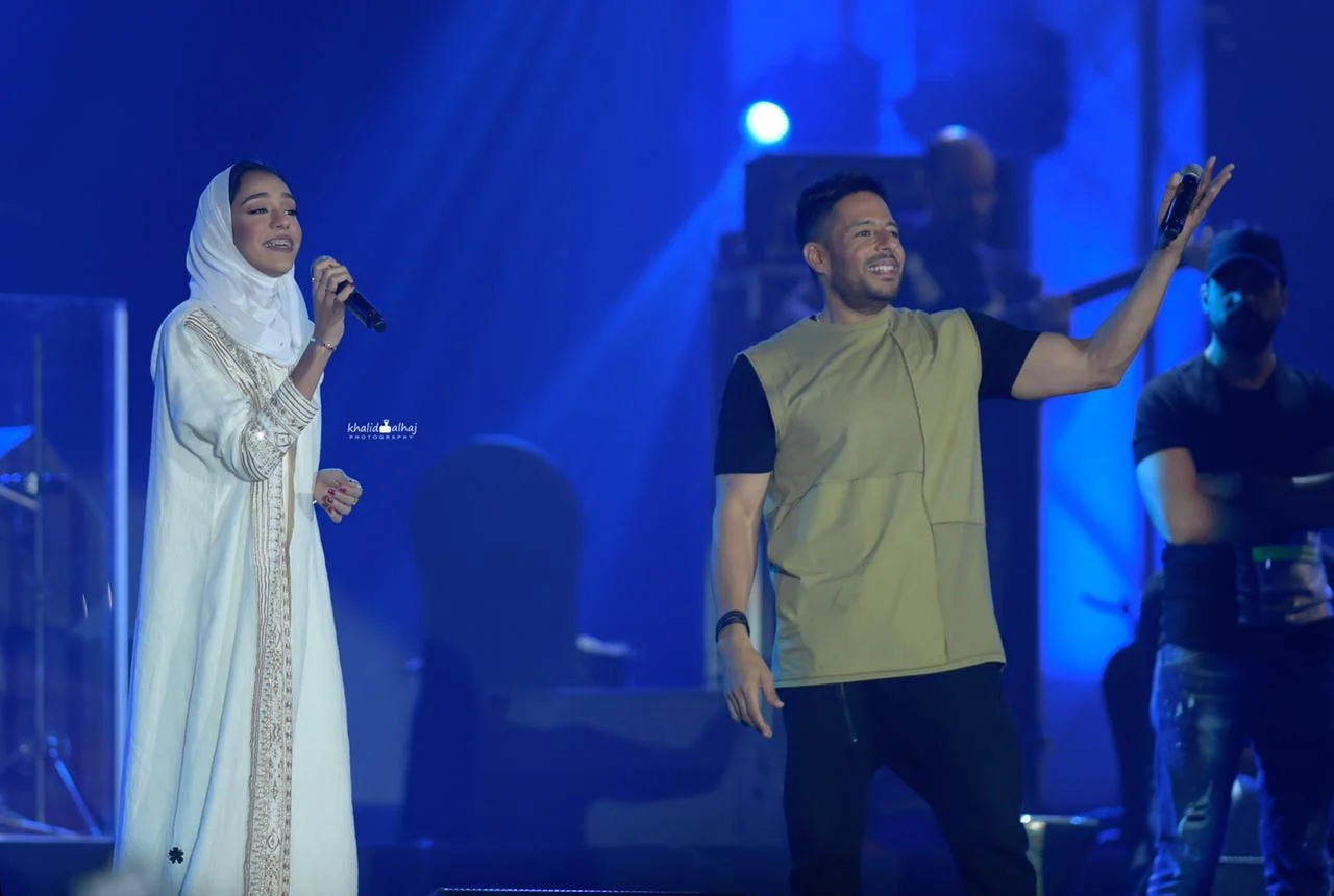 محمد حماقى يشعل حفل جدة وسط جمهور كبير.  صور