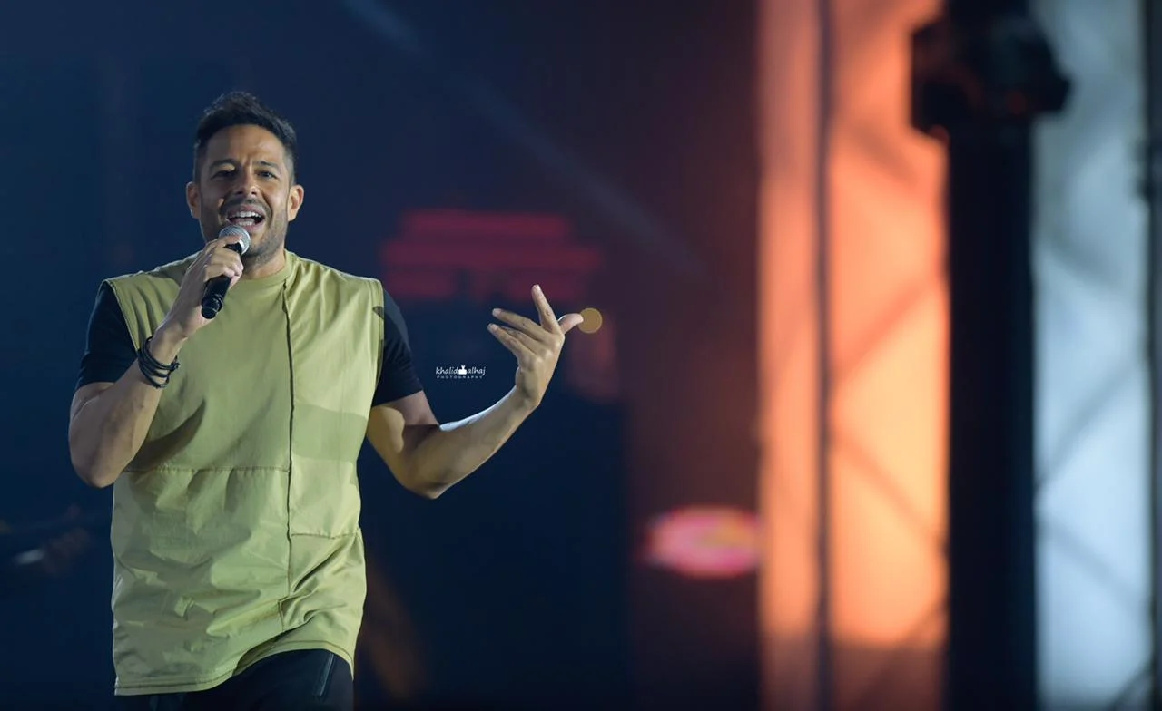 محمد حماقى يشعل حفل جدة وسط جمهور كبير.  صور