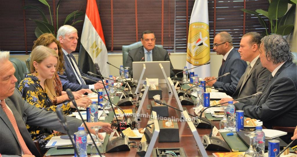 وزير التنمية المحلية خلال رئاسته إجتماع لجنة تسيير مشروع تعزيز استدامة خدمات المياه الشرب والصرف الصحي بصعيد مصر