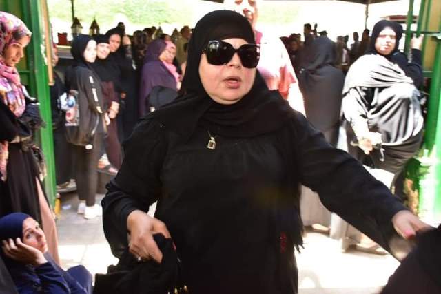 نجوم الفن يودعون الراحل الفاروق الفيشاوى بمسجد مصطفى محمود .. صور