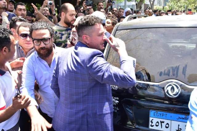 نجوم الفن يودعون الراحل الفاروق الفيشاوى بمسجد مصطفى محمود .. صور