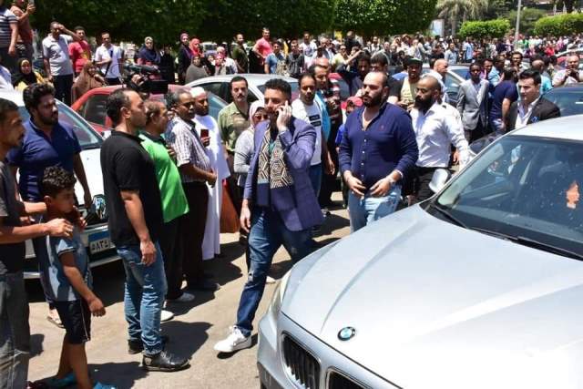 نجوم الفن يودعون الراحل الفاروق الفيشاوى بمسجد مصطفى محمود .. صور