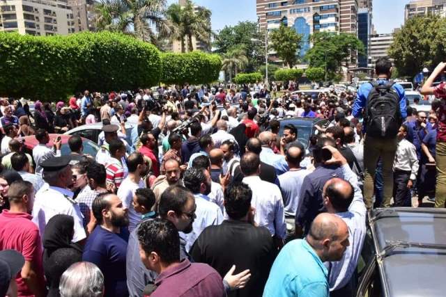 نجوم الفن يودعون الراحل الفاروق الفيشاوى بمسجد مصطفى محمود .. صور