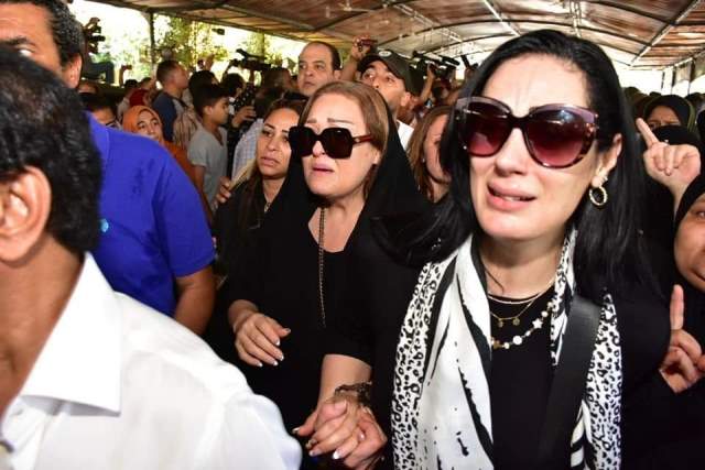 نجوم الفن يودعون الراحل الفاروق الفيشاوى بمسجد مصطفى محمود .. صور