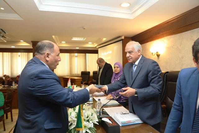 محافظ الجيزة يكرم نائب رئيس حى الوراق ويمنح شهادة تقدير.. بالصور و الاسماء