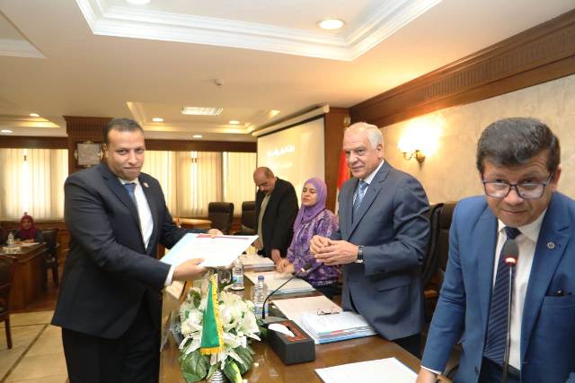 محافظ الجيزة يكرم نائب رئيس حى الوراق ويمنح شهادة تقدير.. بالصور و الاسماء