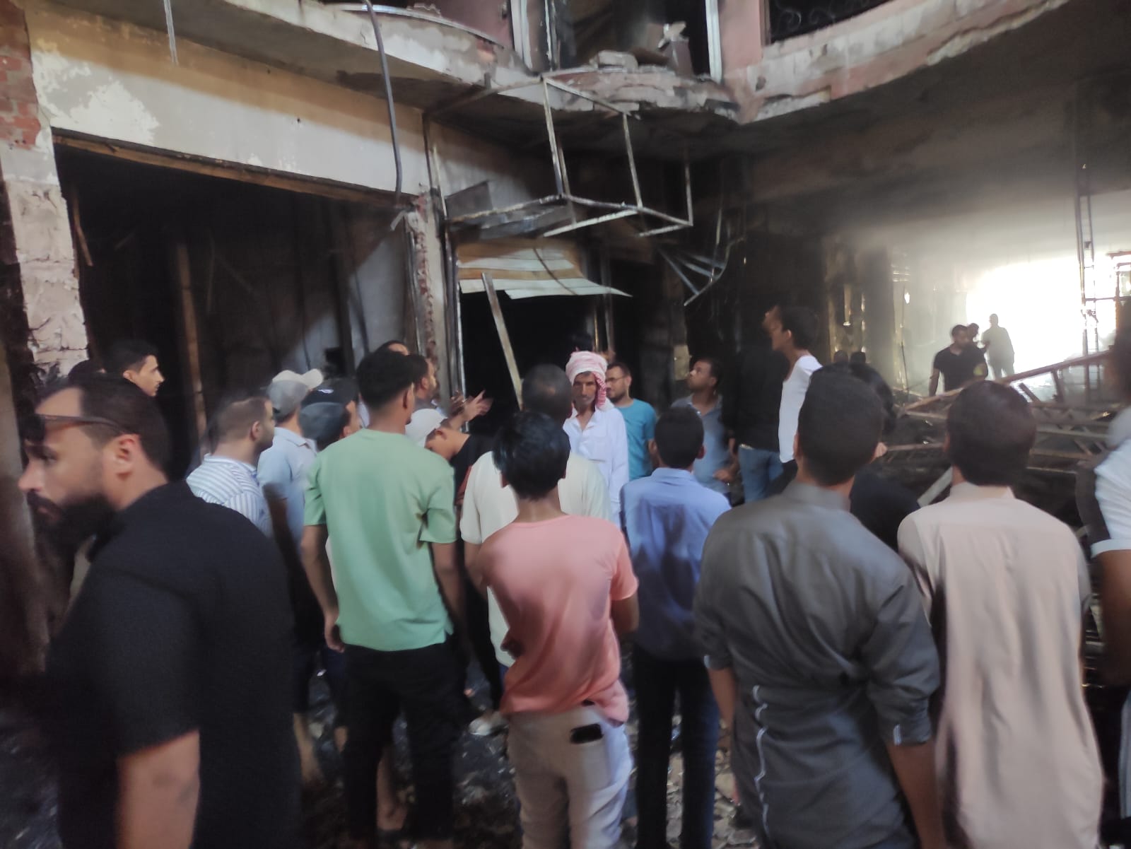 حريق هائل باحد المولات التجارية بمدينة مرسي مطروح 
