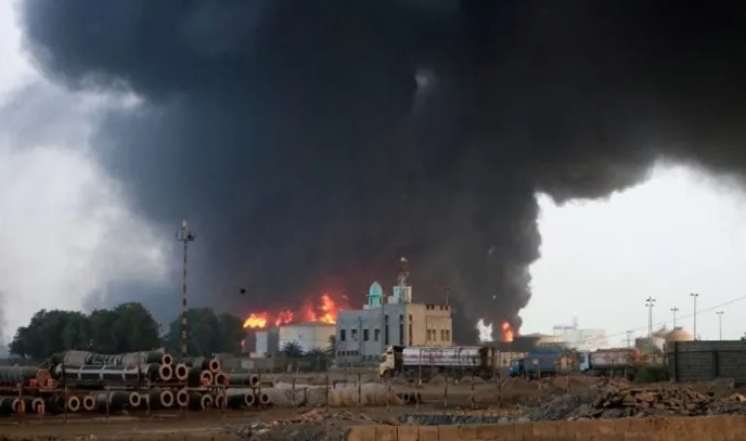 تصاعد أعمدة الدخان جراء قصف على الحديدة في اليمن