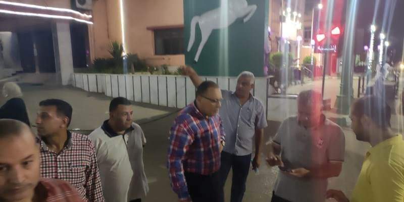 ليلاً.. محافظ الشرقية يُفاجئ شوارع مدينة الزقازيق ويلتقى المواطنين  